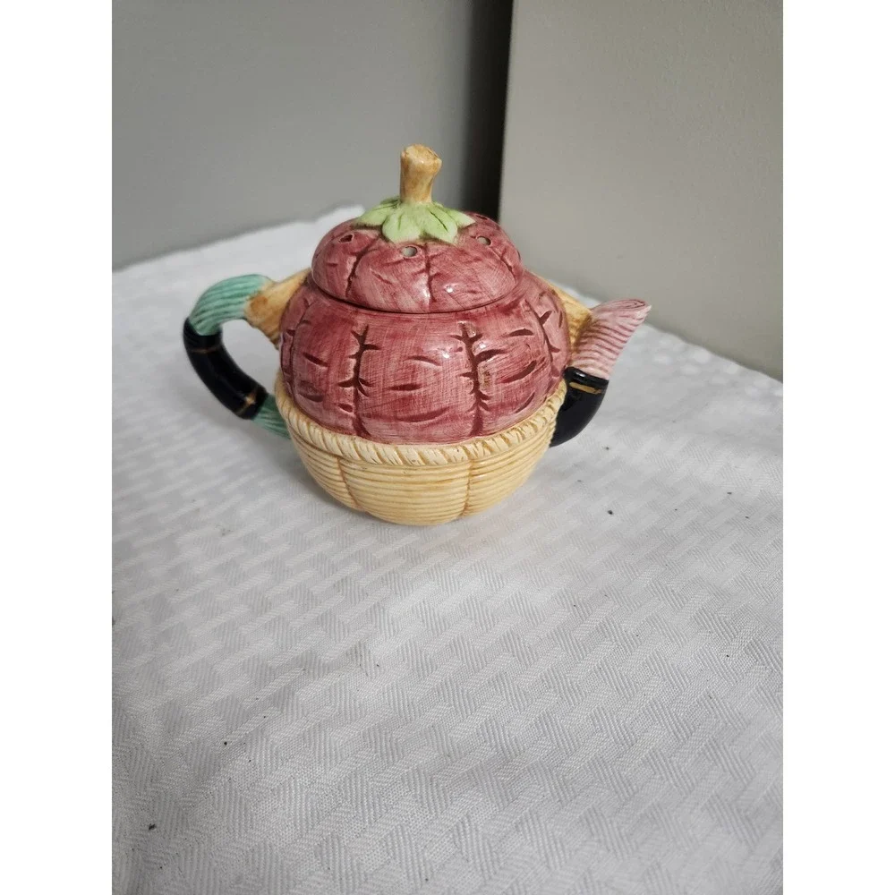Vintage Sewing Basket Ceramic Teapot Mouse Yarn Pincushion Novelty Tea Pot
